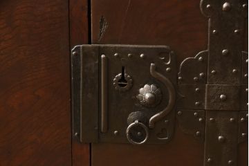 和製アンティーク　杢目の良い前面ケヤキ材　異なる色合いと重厚感ある金具が目を引く、観音開き時代箪笥(和たんす、引き出し、衣装箪笥)(R-054508)