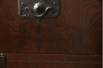 和製アンティーク　杢目の良い前面ケヤキ材　異なる色合いと重厚感ある金具が目を引く、観音開き時代箪笥(和たんす、引き出し、衣装箪笥)(R-054508)