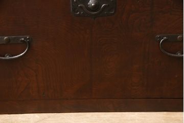 和製アンティーク　杢目の良い前面ケヤキ材　異なる色合いと重厚感ある金具が目を引く、観音開き時代箪笥(和たんす、引き出し、衣装箪笥)(R-054508)