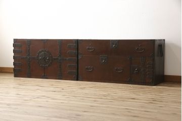 和製アンティーク　杢目の良い前面ケヤキ材　異なる色合いと重厚感ある金具が目を引く、観音開き時代箪笥(和たんす、引き出し、衣装箪笥)(R-054508)