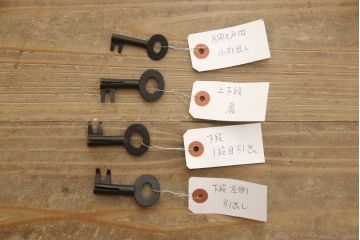 和製アンティーク　杢目の良い前面ケヤキ材　異なる色合いと重厚感ある金具が目を引く、観音開き時代箪笥(和たんす、引き出し、衣装箪笥)(R-054508)
