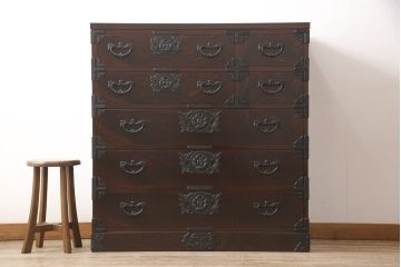 中古　超美品　岩谷堂箪笥　深みのある色合いと凝ったつくりの金具が美しい収納箪笥(引き出し、チェスト、和たんす)(R-054511)