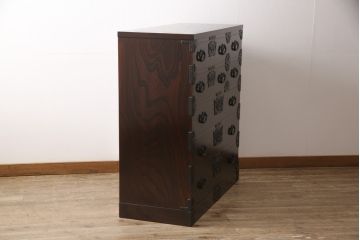 中古　超美品　岩谷堂箪笥　深みのある色合いと凝ったつくりの金具が美しい収納箪笥(引き出し、チェスト、和たんす)(R-054511)