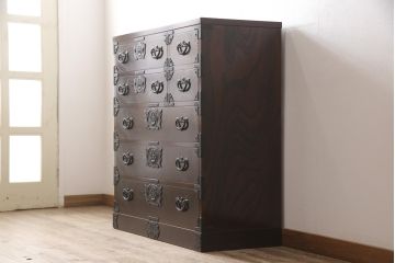 中古　超美品　岩谷堂箪笥　深みのある色合いと凝ったつくりの金具が美しい収納箪笥(引き出し、チェスト、和たんす)(R-054511)