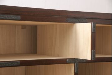 中古　超美品　岩谷堂箪笥　深みのある色合いと凝ったつくりの金具が美しい収納箪笥(引き出し、チェスト、和たんす)(R-054511)