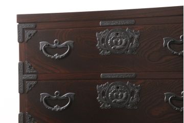中古　超美品　岩谷堂箪笥　深みのある色合いと凝ったつくりの金具が美しい収納箪笥(引き出し、チェスト、和たんす)(R-054511)