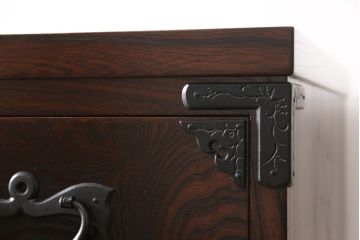 中古　超美品　岩谷堂箪笥　深みのある色合いと凝ったつくりの金具が美しい収納箪笥(引き出し、チェスト、和たんす)(R-054511)