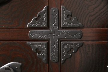 中古　超美品　岩谷堂箪笥　深みのある色合いと凝ったつくりの金具が美しい収納箪笥(引き出し、チェスト、和たんす)(R-054511)