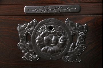 中古　超美品　岩谷堂箪笥　深みのある色合いと凝ったつくりの金具が美しい収納箪笥(引き出し、チェスト、和たんす)(R-054511)