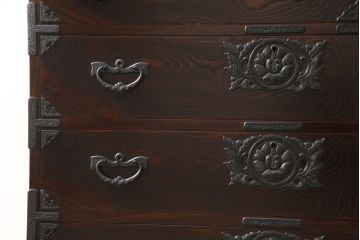 中古　超美品　岩谷堂箪笥　深みのある色合いと凝ったつくりの金具が美しい収納箪笥(引き出し、チェスト、和たんす)(R-054511)