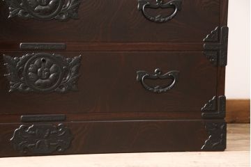 中古　超美品　岩谷堂箪笥　深みのある色合いと凝ったつくりの金具が美しい収納箪笥(引き出し、チェスト、和たんす)(R-054511)