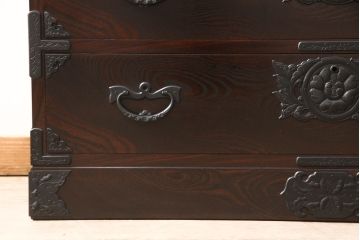 中古　超美品　岩谷堂箪笥　深みのある色合いと凝ったつくりの金具が美しい収納箪笥(引き出し、チェスト、和たんす)(R-054511)