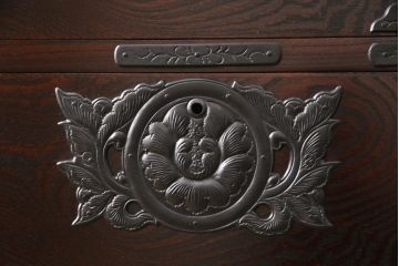 中古　超美品　岩谷堂箪笥　深みのある色合いと凝ったつくりの金具が美しい収納箪笥(引き出し、チェスト、和たんす)(R-054511)
