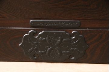 中古　超美品　岩谷堂箪笥　深みのある色合いと凝ったつくりの金具が美しい収納箪笥(引き出し、チェスト、和たんす)(R-054511)