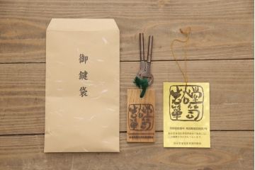 中古　超美品　岩谷堂箪笥　深みのある色合いと凝ったつくりの金具が美しい収納箪笥(引き出し、チェスト、和たんす)(R-054511)