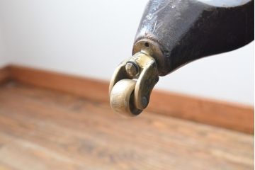 イギリスアンティーク　ウォールナット材　透かし彫りなど細やかなつくりが目を引く1人掛けソファ(一人掛けソファ、アームチェア、ラウンジチェア)(R-054519)