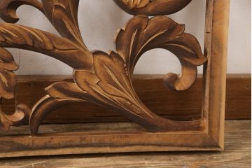 アンティーク建具　和製アンティーク　昭和中期　黒柿枠　ボタニカルアート　植物モチーフの彫刻が魅力!ヨーロピアンな雰囲気を醸し出す欄間1枚(明り取り、明かり取り、ディスプレイ)(R-054532)