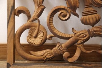 アンティーク建具　和製アンティーク　昭和中期　黒柿枠　ボタニカルアート　植物モチーフの彫刻が魅力!ヨーロピアンな雰囲気を醸し出す欄間1枚(明り取り、明かり取り、ディスプレイ)(R-054532)