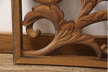 アンティーク建具　和製アンティーク　昭和中期　黒柿枠　ボタニカルアート　植物モチーフの彫刻が魅力!ヨーロピアンな雰囲気を醸し出す欄間1枚(明り取り、明かり取り、ディスプレイ)(R-054532)