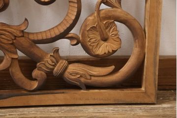 アンティーク建具　和製アンティーク　昭和中期　黒柿枠　ボタニカルアート　植物モチーフの彫刻が魅力!ヨーロピアンな雰囲気を醸し出す欄間1枚(明り取り、明かり取り、ディスプレイ)(R-054532)