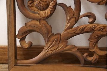 アンティーク建具　和製アンティーク　昭和中期　黒柿枠　ボタニカルアート　植物モチーフの彫刻が魅力!ヨーロピアンな雰囲気を醸し出す欄間1枚(明り取り、明かり取り、ディスプレイ)(R-054532)