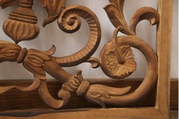 アンティーク建具　和製アンティーク　昭和中期　黒柿枠　ボタニカルアート　植物モチーフの彫刻が魅力!ヨーロピアンな雰囲気を醸し出す欄間1枚(明り取り、明かり取り、ディスプレイ)(R-054532)
