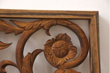 アンティーク建具　和製アンティーク　昭和中期　黒柿枠　ボタニカルアート　植物モチーフの彫刻が魅力!ヨーロピアンな雰囲気を醸し出す欄間1枚(明り取り、明かり取り、ディスプレイ)(R-054533)