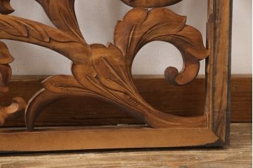 アンティーク建具　和製アンティーク　昭和中期　黒柿枠　ボタニカルアート　植物モチーフの彫刻が魅力!ヨーロピアンな雰囲気を醸し出す欄間1枚(明り取り、明かり取り、ディスプレイ)(R-054533)