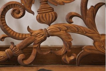 アンティーク建具　和製アンティーク　昭和中期　黒柿枠　ボタニカルアート　植物モチーフの彫刻が魅力!ヨーロピアンな雰囲気を醸し出す欄間1枚(明り取り、明かり取り、ディスプレイ)(R-054533)