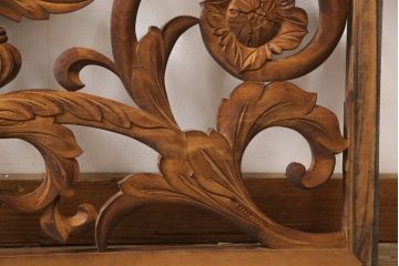 アンティーク建具　和製アンティーク　昭和中期　黒柿枠　ボタニカルアート　植物モチーフの彫刻が魅力!ヨーロピアンな雰囲気を醸し出す欄間1枚(明り取り、明かり取り、ディスプレイ)(R-054533)