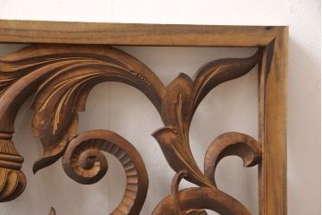 アンティーク建具　和製アンティーク　昭和中期　黒柿枠　ボタニカルアート　植物モチーフの彫刻が魅力!ヨーロピアンな雰囲気を醸し出す欄間1枚(明り取り、明かり取り、ディスプレイ)(R-054533)