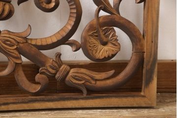アンティーク建具　和製アンティーク　昭和中期　黒柿枠　ボタニカルアート　植物モチーフの彫刻が魅力!ヨーロピアンな雰囲気を醸し出す欄間1枚(明り取り、明かり取り、ディスプレイ)(R-054533)