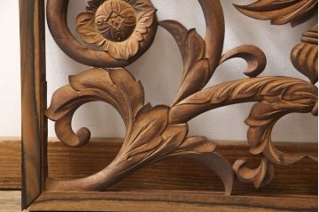 アンティーク建具　和製アンティーク　昭和中期　黒柿枠　ボタニカルアート　植物モチーフの彫刻が魅力!ヨーロピアンな雰囲気を醸し出す欄間1枚(明り取り、明かり取り、ディスプレイ)(R-054533)