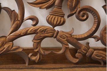 アンティーク建具　和製アンティーク　昭和中期　黒柿枠　ボタニカルアート　植物モチーフの彫刻が魅力!ヨーロピアンな雰囲気を醸し出す欄間1枚(明り取り、明かり取り、ディスプレイ)(R-054533)