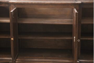 ビンテージ　高級輸入家具　オーク材　個性的な脚のデザインが目を引くサイドボード(キャビネット、収納棚、戸棚、ヴィンテージ)(R-054536)