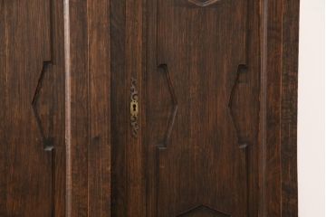 ビンテージ　高級輸入家具　オーク材　個性的な脚のデザインが目を引くサイドボード(キャビネット、収納棚、戸棚、ヴィンテージ)(R-054536)