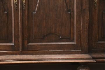 ビンテージ　高級輸入家具　オーク材　個性的な脚のデザインが目を引くサイドボード(キャビネット、収納棚、戸棚、ヴィンテージ)(R-054536)