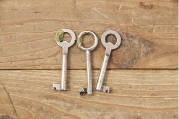 ビンテージ　高級輸入家具　オーク材　個性的な脚のデザインが目を引くサイドボード(キャビネット、収納棚、戸棚、ヴィンテージ)(R-054536)