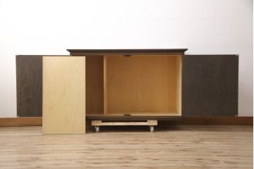 中古　美品　永田良介商店　前面にあしらわれた幾何学模様が目を引く収納棚(戸棚、ローボード、テレビ台、キャビネット)(R-054538)