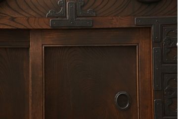 和製アンティーク　前面ケヤキ材　重厚感のあるつくりが目を引く松本帳場箪笥(引き出し、戸棚、収納箪笥)(R-054545)