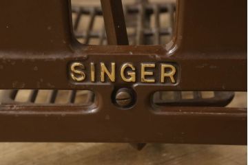 イギリスビンテージ　SINGER(シンガー)社　レトロ感がおしゃれ!ディスプレイにおすすめのミシンテーブル(シンガーミシン、ミシン台、工業用ミシン、足踏みミシン、ヴィンテージ)(R-054549)