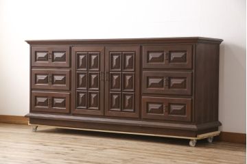 高級品　ビンテージ海外輸入家具　ウォールナット材　クラシカルなデザインで重厚感漂うサイドボード(キャビネット、引き出し、チェスト、ヴィンテージ)(R-054569)