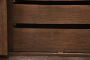 高級品　ビンテージ海外輸入家具　ウォールナット材　クラシカルなデザインで重厚感漂うサイドボード(キャビネット、引き出し、チェスト、ヴィンテージ)(R-054569)