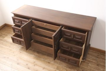 高級品　ビンテージ海外輸入家具　ウォールナット材　クラシカルなデザインで重厚感漂うサイドボード(キャビネット、引き出し、チェスト、ヴィンテージ)(R-054569)