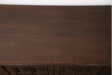 高級品　ビンテージ海外輸入家具　ウォールナット材　クラシカルなデザインで重厚感漂うサイドボード(キャビネット、引き出し、チェスト、ヴィンテージ)(R-054569)