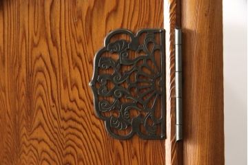 和製ビンテージ　屋久杉　漆仕上げ　品のある佇まいが魅力的な縦型チェスト(ヴィンテージ、和たんす、着物たんす、和服タンス、引き出し)(R-054574)