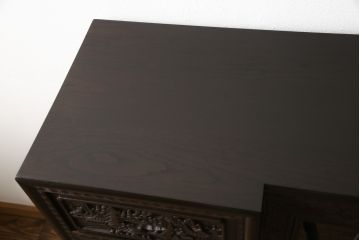 ビンテージ家具　高級品　シノワズリ様式　クルミ材　手彫りの彫刻が細やかで美しいサイドボード(キャビネット、収納棚、ヴィンテージ)(R-054579)
