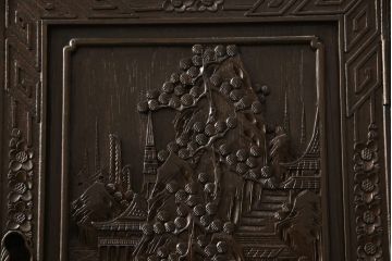 ビンテージ家具　高級品　シノワズリ様式　クルミ材　手彫りの彫刻が細やかで美しいサイドボード(キャビネット、収納棚、ヴィンテージ)(R-054579)
