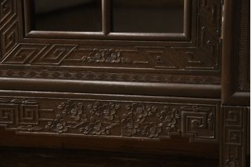 ビンテージ家具　高級品　シノワズリ様式　クルミ材　手彫りの彫刻が細やかで美しいサイドボード(キャビネット、収納棚、ヴィンテージ)(R-054579)