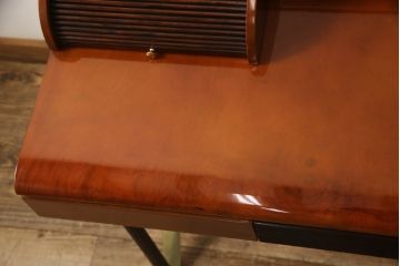 中古　高級イタリア輸入家具　脚のつくりなど洗練されたデザインが目を引くシャッター付きデスク(机、在宅ワーク、在宅用コンソールテーブル、作業台)(R-054592)